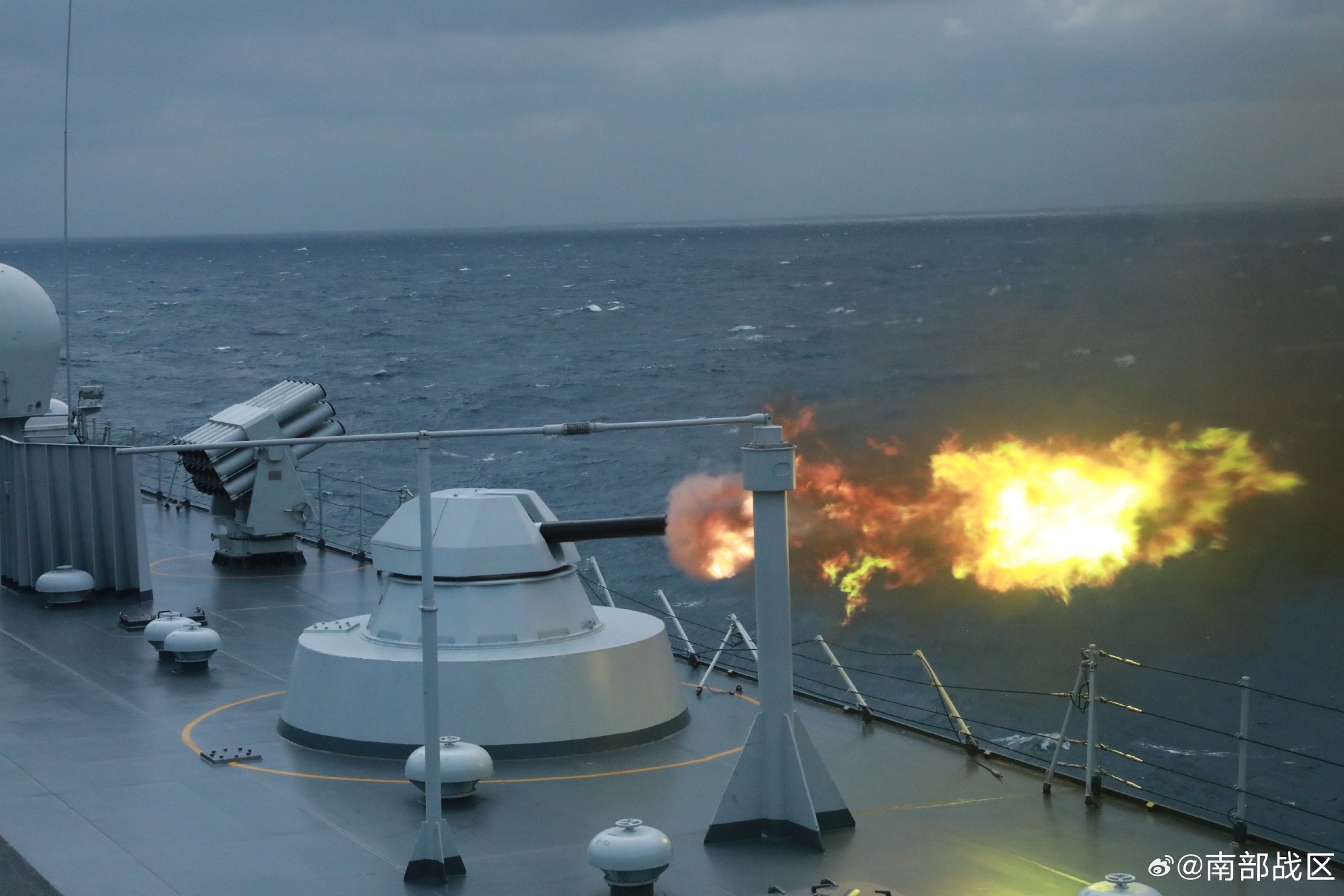 劈波斩浪！直击海军舰艇编队南海训练现场