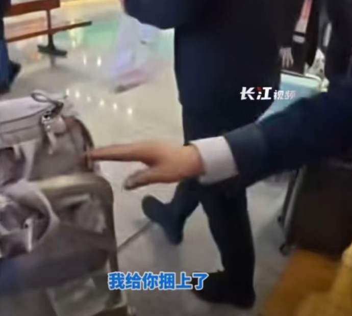 至少14人被拍到！女大学生从广州坐高铁到武汉，网友：看着看着就哭了