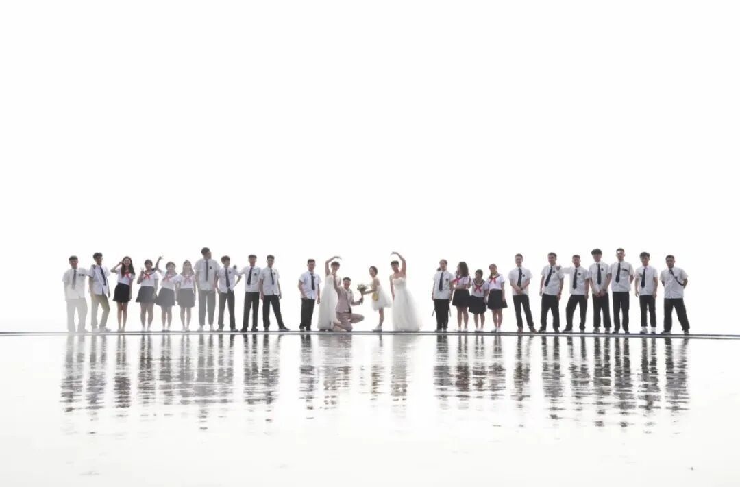盲人夫妻拍婚纱照，路人暖心抢镜感动全网！其女儿回应