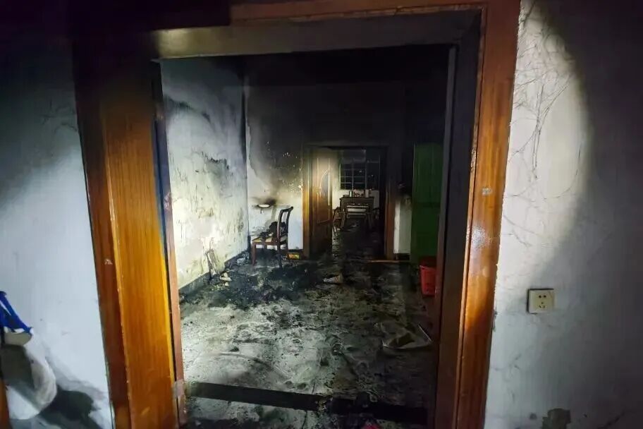 楼内起火4人被困，元凶竟“躲”在大厅！