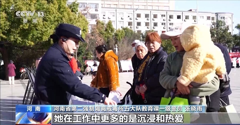 危急时刻她徒手夺刀制止行凶 女警被授予一级英模