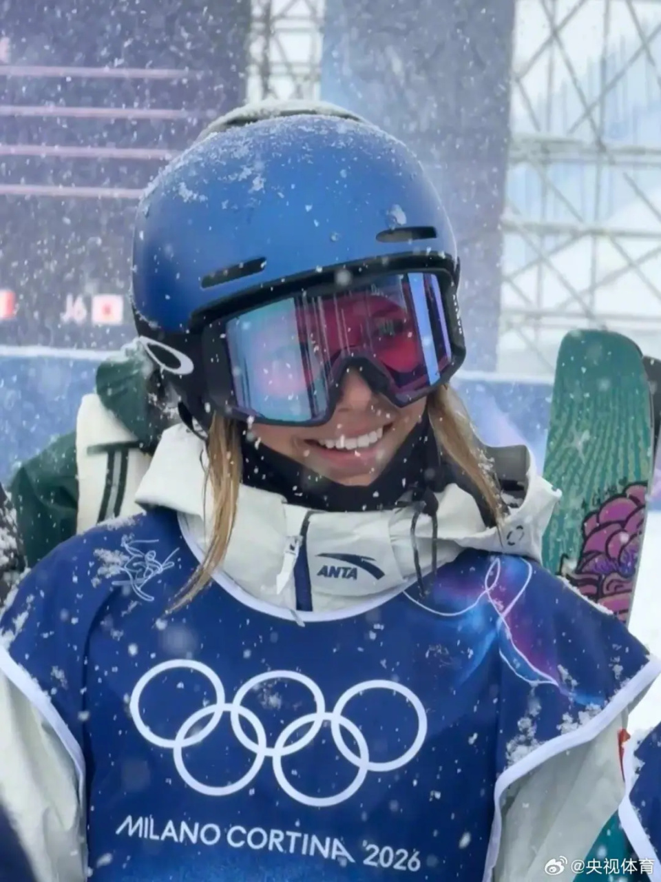 谷爱凌冬奥首场训练遇降雪，新战袍成为焦点，龙纹与青花瓷元素结合，中国风拉满