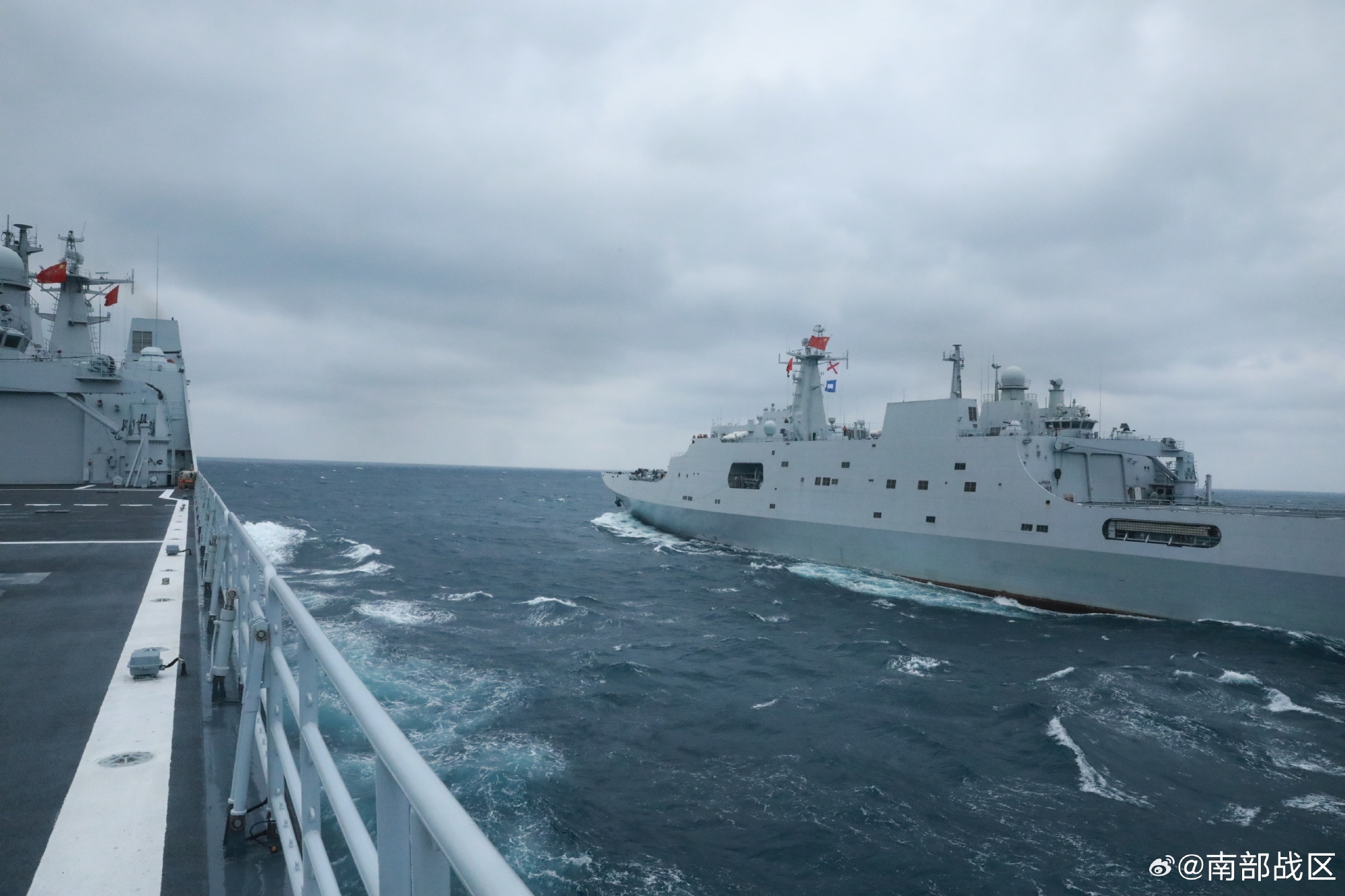 劈波斩浪！直击海军舰艇编队南海训练现场