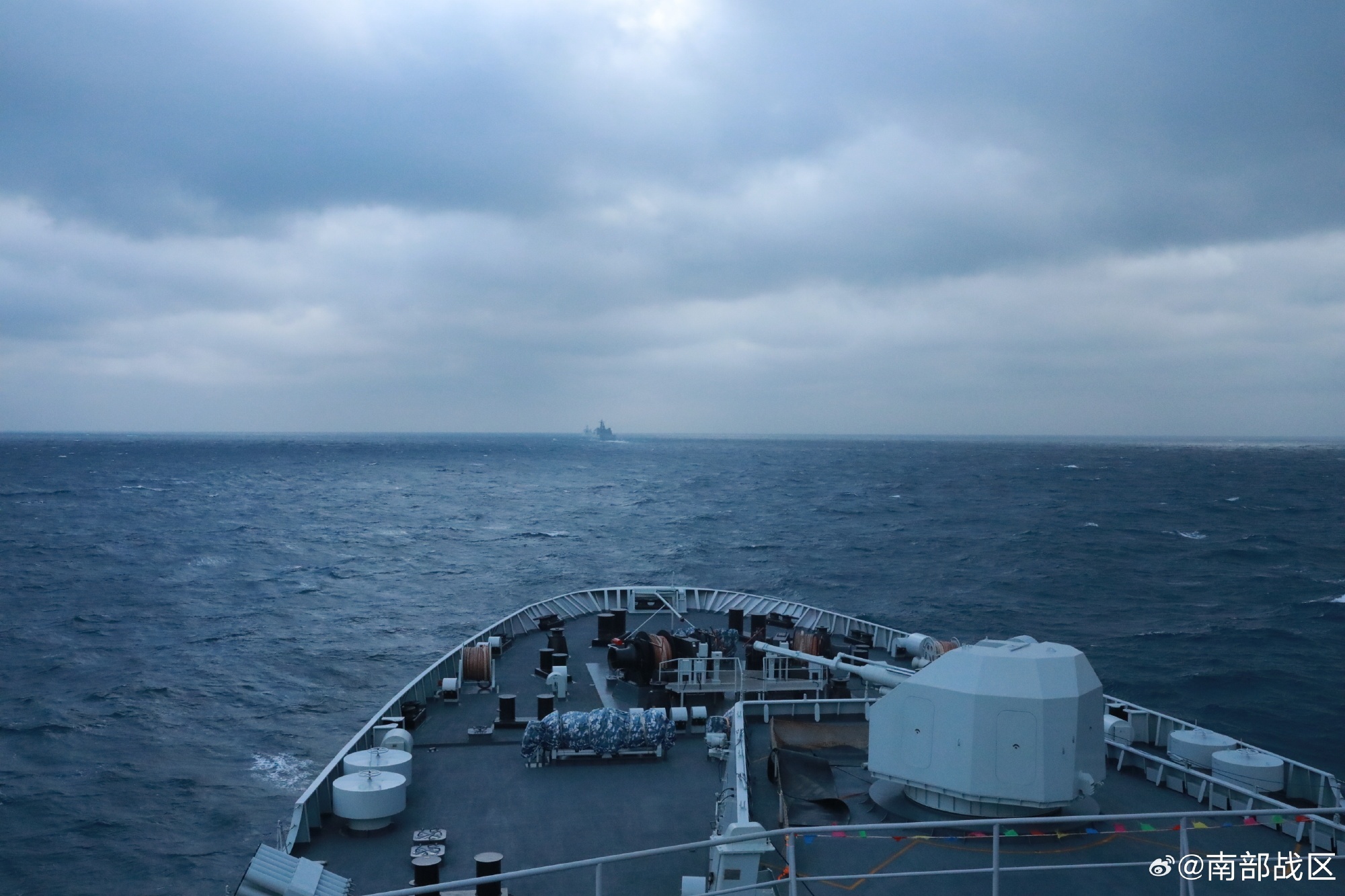 劈波斩浪！直击海军舰艇编队南海训练现场