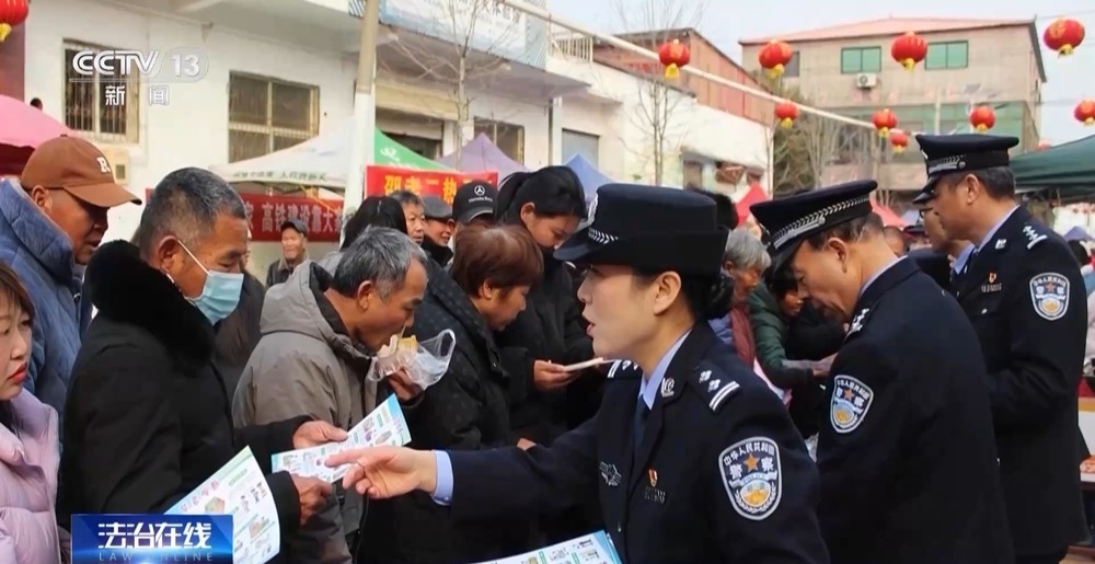 危急时刻她徒手夺刀制止行凶 女警被授予一级英模