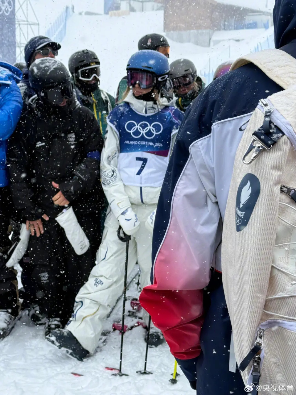 谷爱凌冬奥首场训练遇降雪，新战袍成为焦点，龙纹与青花瓷元素结合，中国风拉满