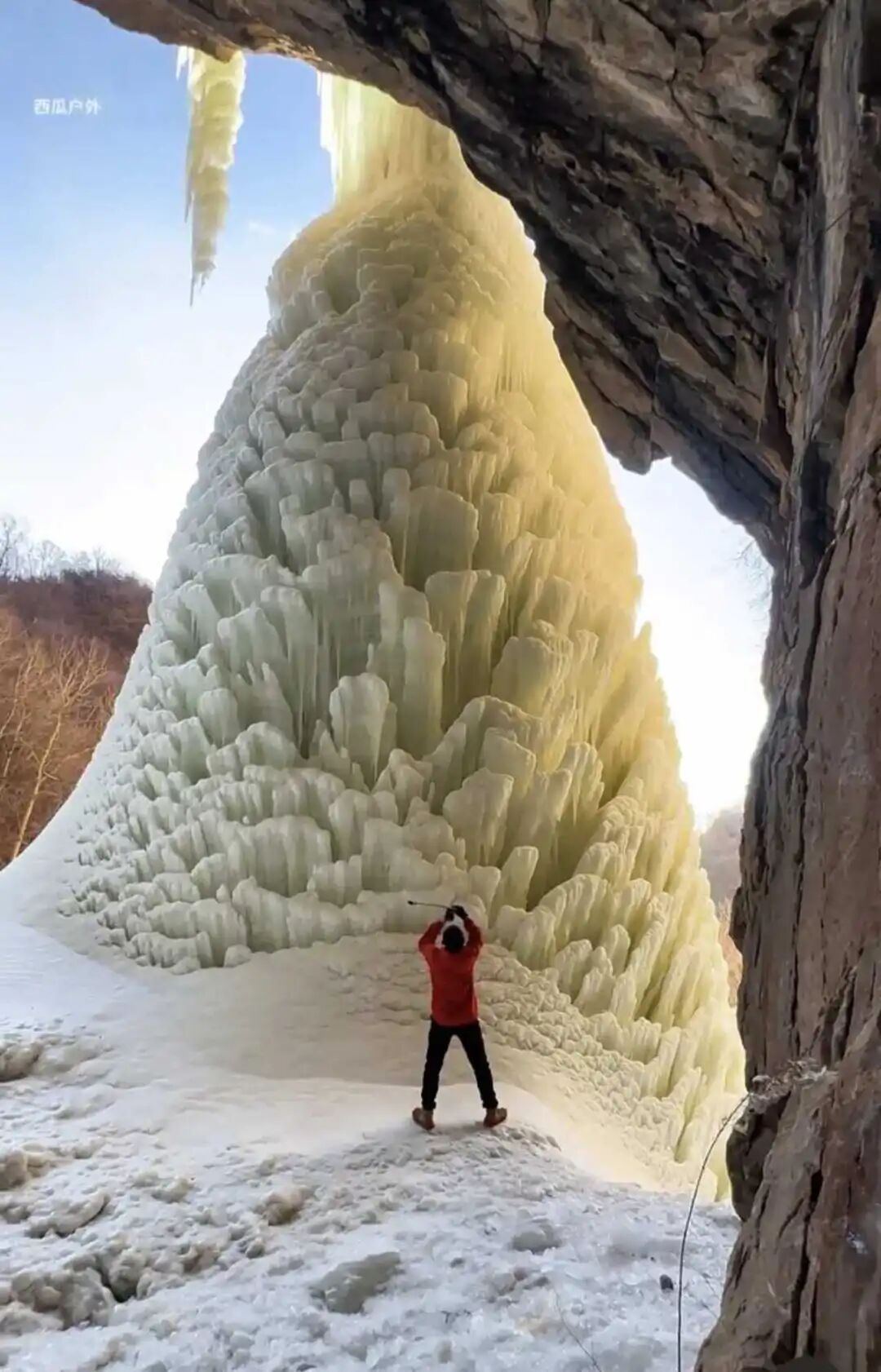 山西五台滴水崖冰瀑布太壮观！当地居民：落差数十米，每年持续好几个月