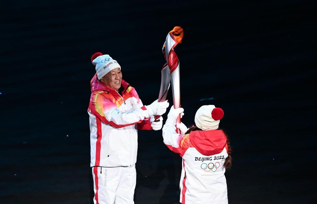 这份冬奥会开幕式旗手名单里，藏着中国冰雪来时路