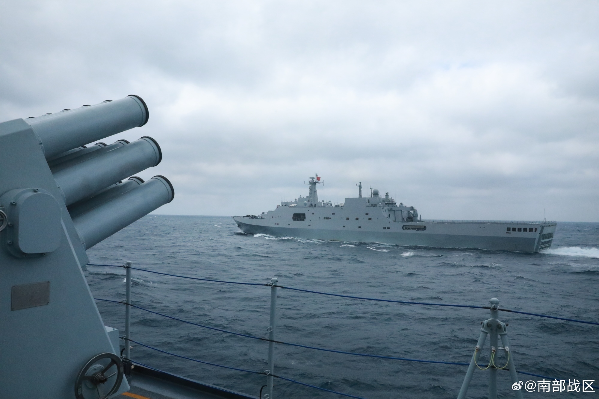 劈波斩浪！直击海军舰艇编队南海训练现场