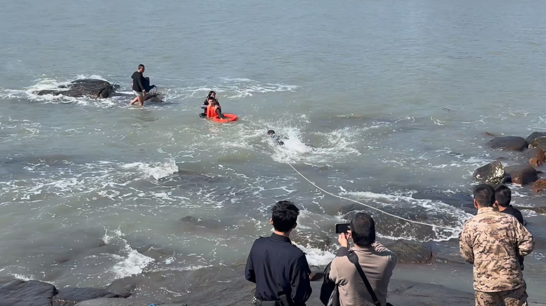 福建泉州一“网红礁”又有游客因涨潮被困，救援队：游客因专注看手机而忽视潮汐变化