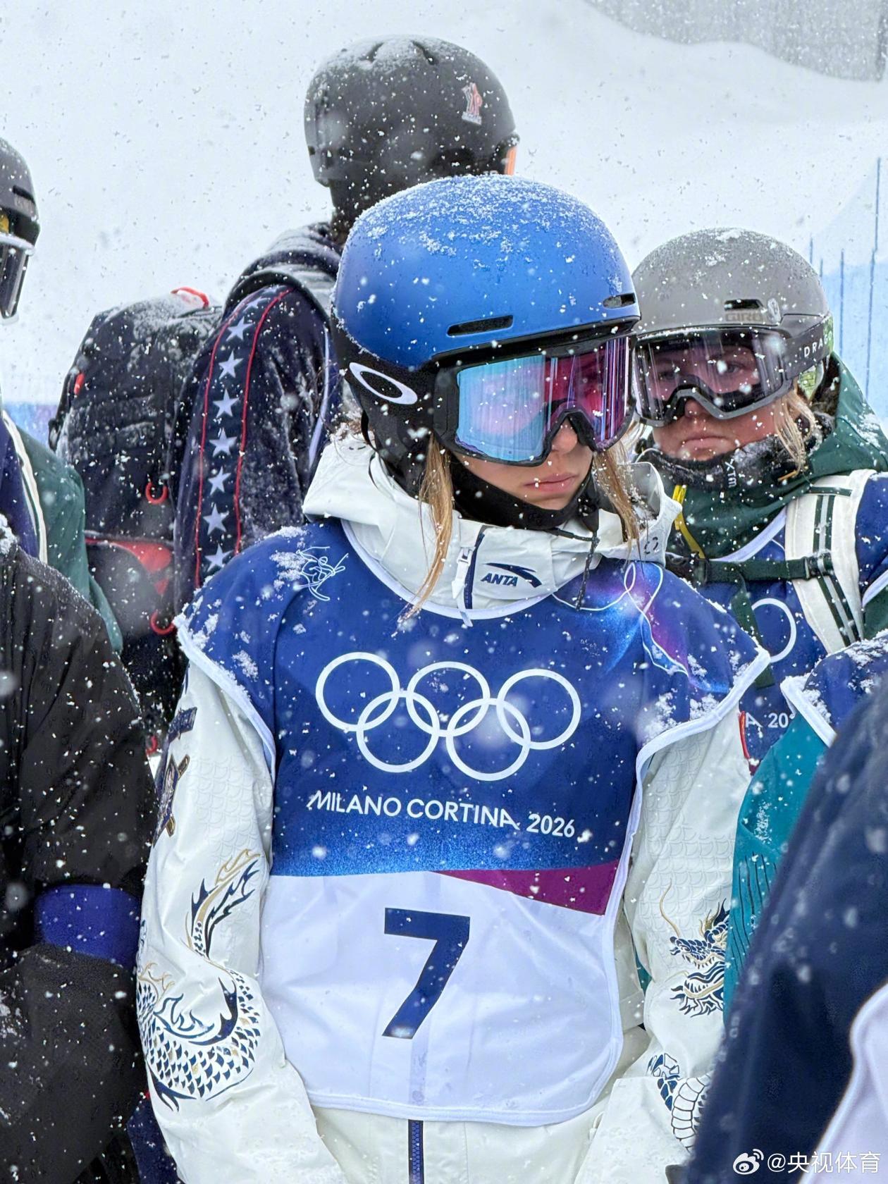 谷爱凌冬奥首场训练遇降雪 新战袍颇具中国特色