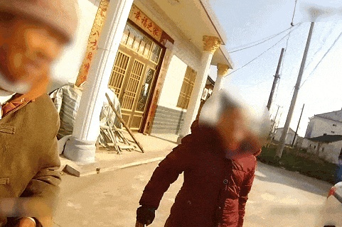 87岁老人想妈妈，瞒着家人徒步5小时要回娘家！92岁哥哥出来迎接时泪目了