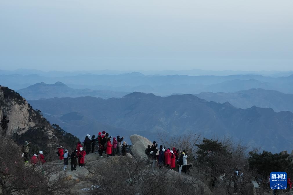 山东泰安：泰山美景引游人