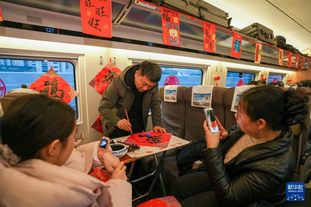 车厢里的新春年味 车厢里的新春年味