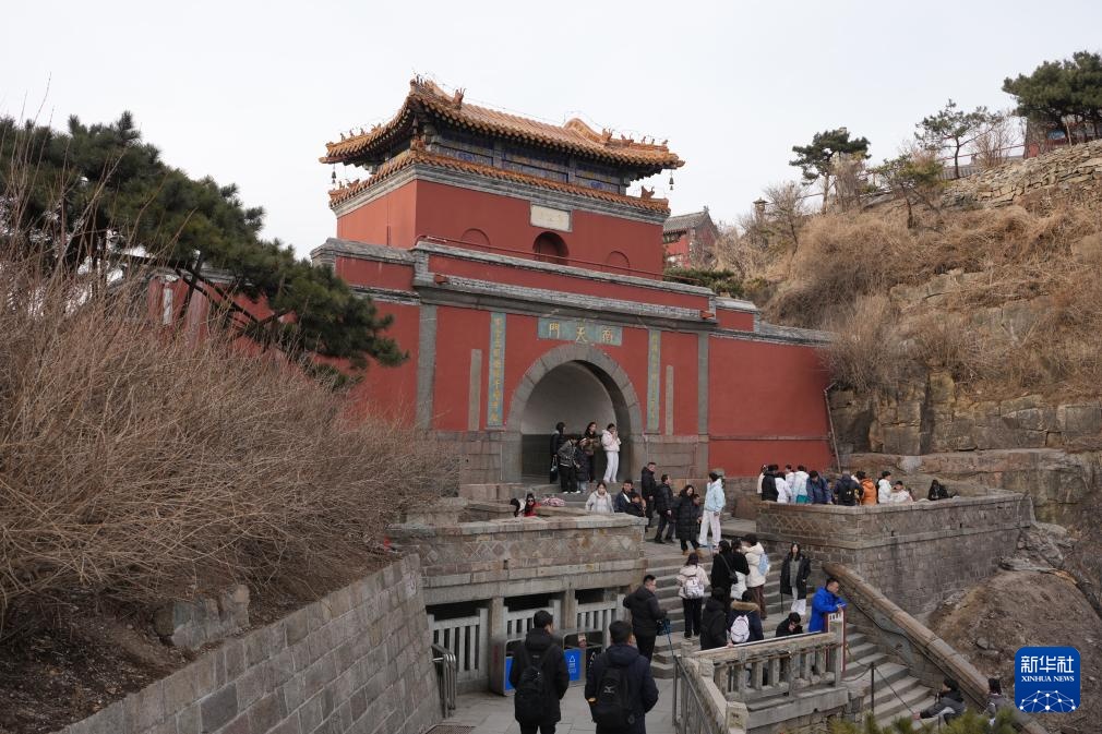 山东泰安：泰山美景引游人