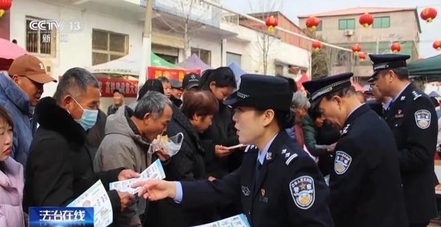 险被割动脉！女警赤手制服持刀歹徒，被授予一级英模