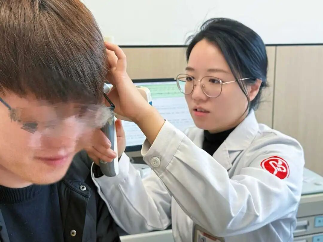 30岁男子突发右耳中重度耳聋！这些习惯好多人都有