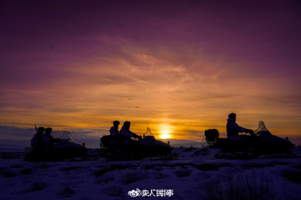 辛苦了！子弟兵驾驶摩托雪橇守护边疆