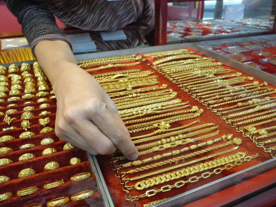 11岁女孩偷拿家中金饰，半年分6次换回1.6万余元！家长怒了