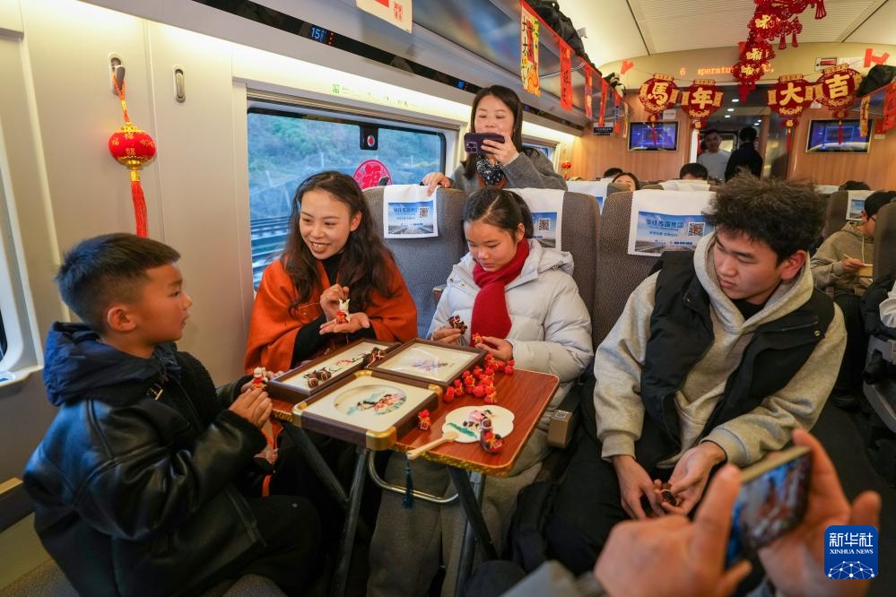 车厢里的新春年味 车厢里的新春年味