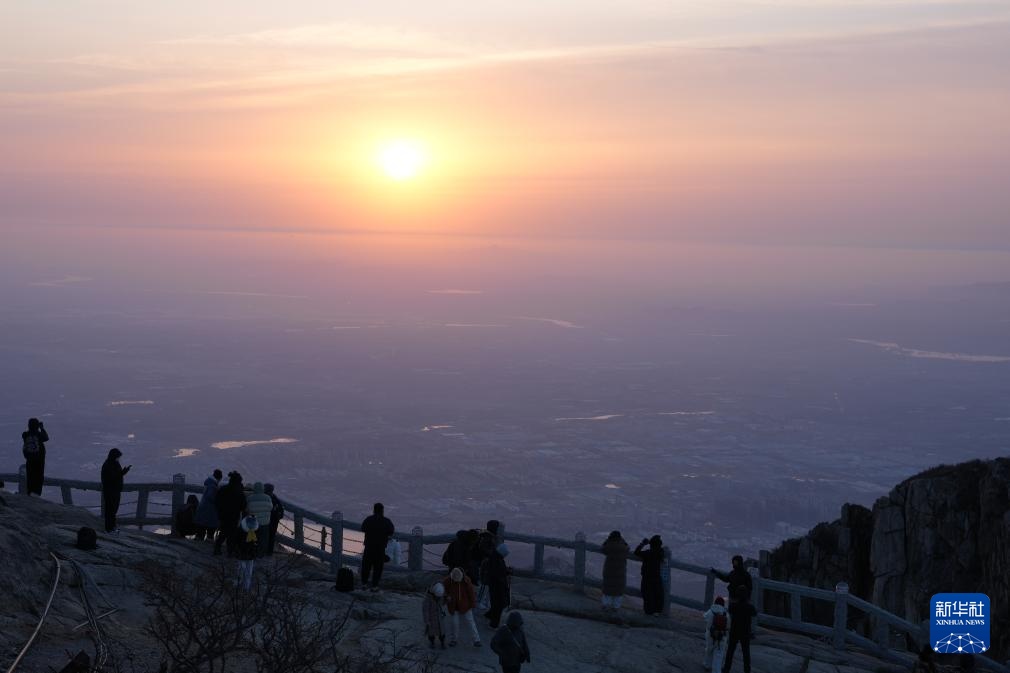 山东泰安：泰山美景引游人
