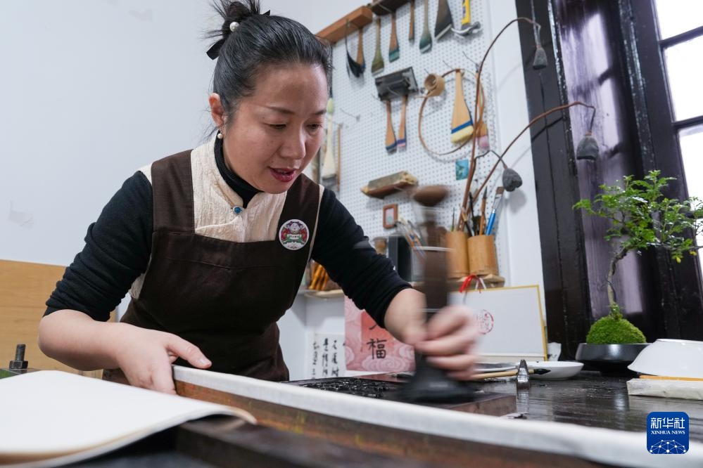 新春走基层丨桃花坞木版年画绘出非遗年味