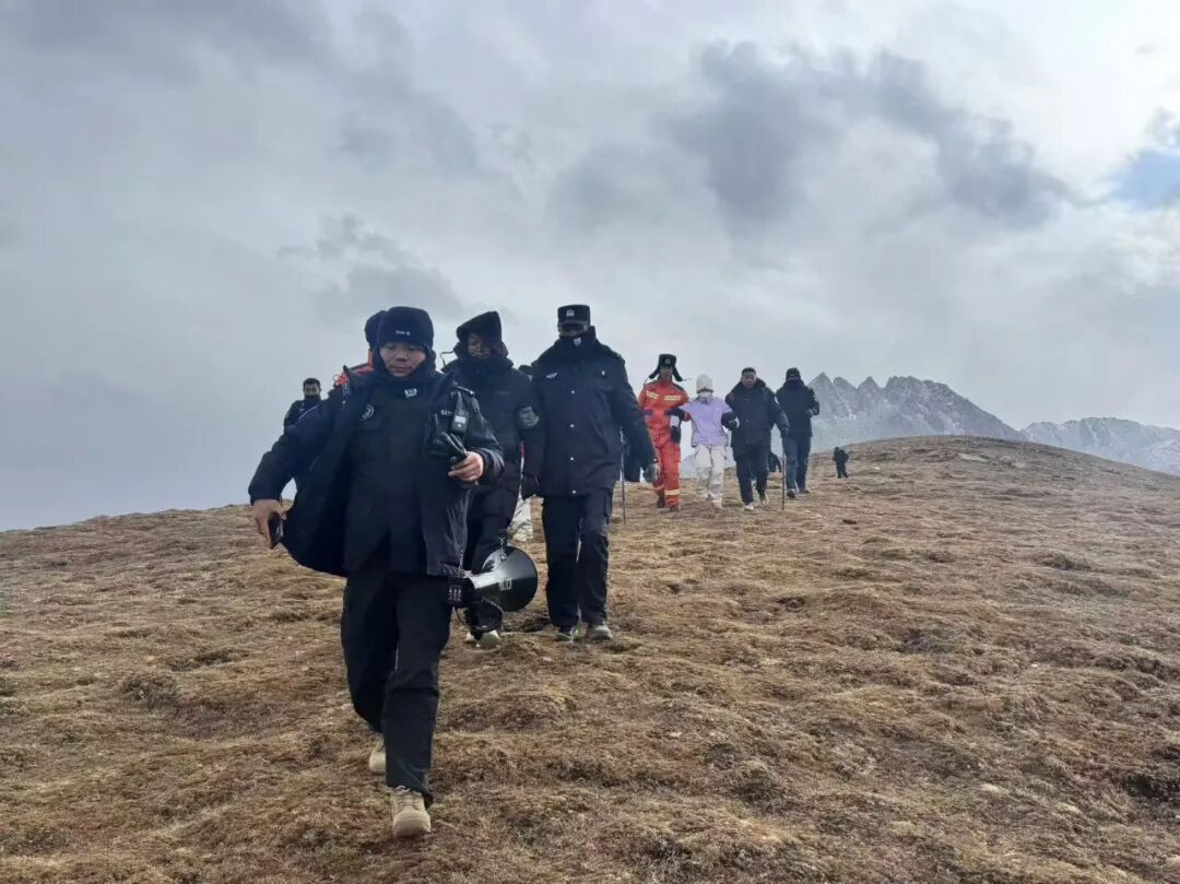 5名驴友迷路，海东临夏两地公安紧急救援……