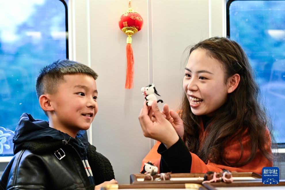 车厢里的新春年味 车厢里的新春年味