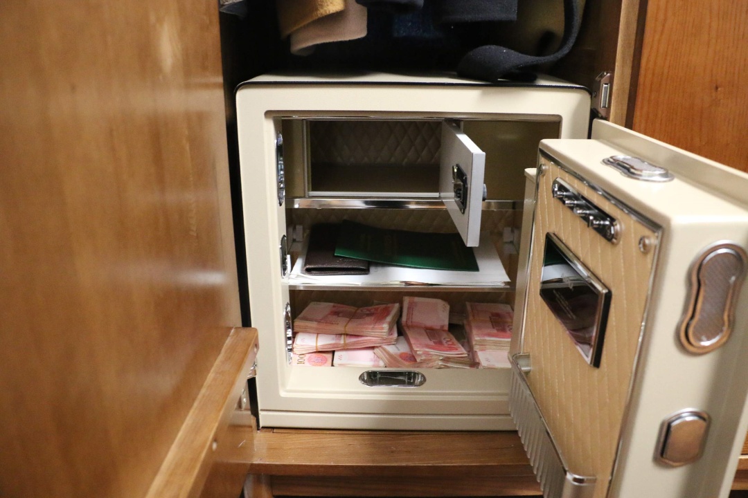 女子家中黄金手镯和数十万元现金被偷,警方:好友2次作案,已被抓获 女子家中黄金手镯和数十万元现金被偷,警方:好友2次作案,已被抓获