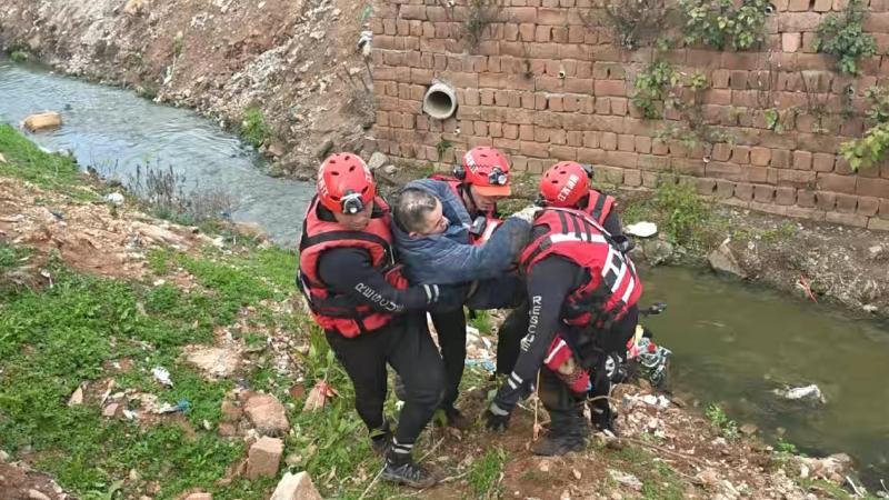 瘫痪老人连人带轮椅冲入河道 众人携手暖心护送回家 瘫痪老人连人带轮椅冲入河道 众人携手暖心护送回家