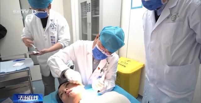 险被割动脉！女警赤手制服持刀歹徒，被授予一级英模