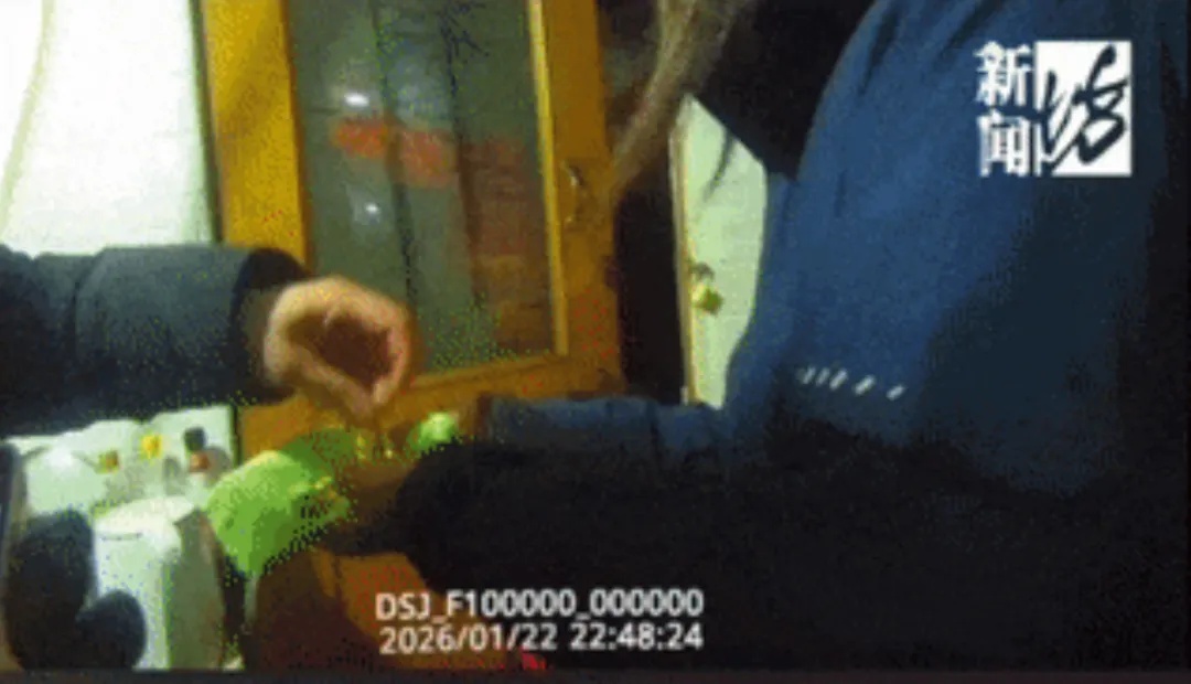 女子帮母亲大扫除将旧衣物丢了,半个月后母亲说里面藏有价值10多万的黄金,连忙报警 女子帮母亲大扫除将旧衣物丢了,半个月后母亲说里面藏有价值10多万的黄金,连忙报警