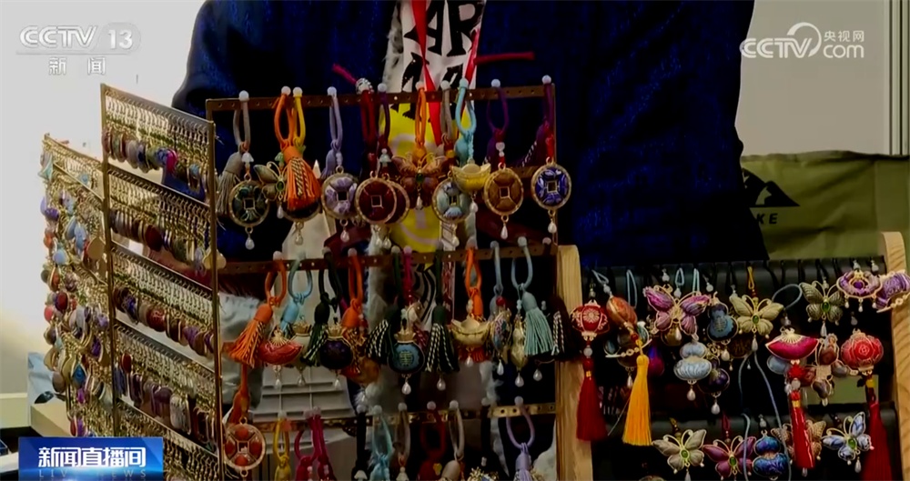 “年经济”消费新场景解锁“吃喝游购娱”沉浸式体验 特色美食洋溢幸福感 “年经济”消费新场景解锁“吃喝游购娱”沉浸式体验 特色美食洋溢幸福感