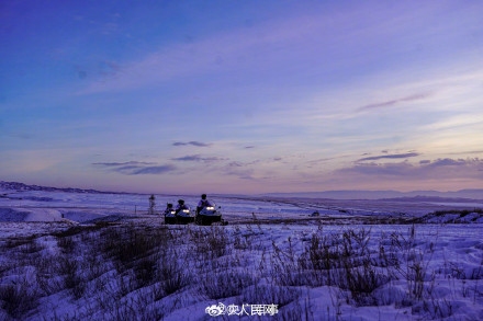 辛苦了！子弟兵驾驶摩托雪橇守护边疆
