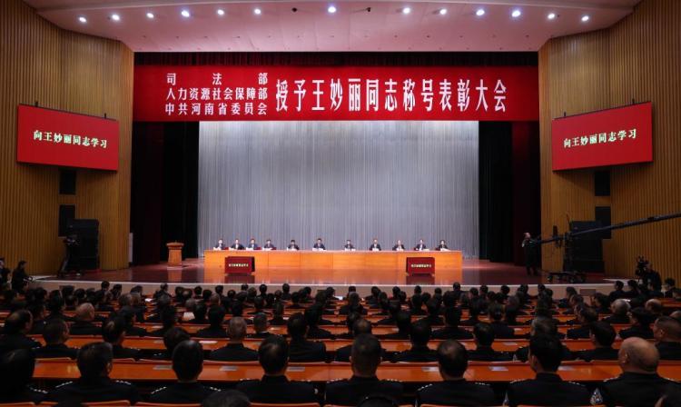 徒手夺刀制止行凶 脸上缝合30多针!河南司法行政戒毒女警王妙丽被表彰 徒手夺刀制止行凶 脸上缝合30多针!河南司法行政戒毒女警王妙丽被表彰