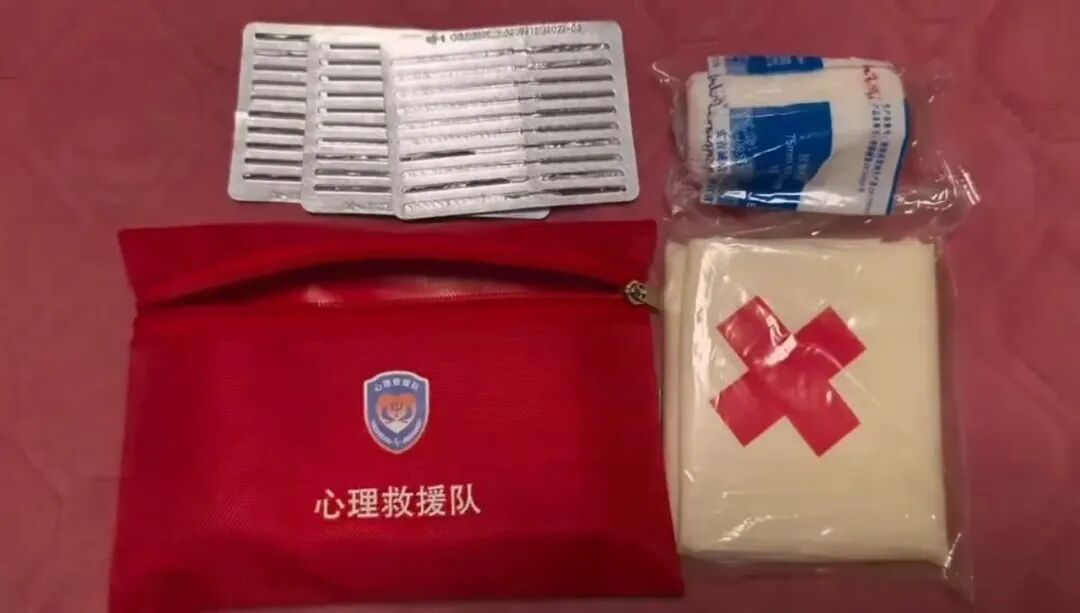 年仅26岁，退役大学生士兵救落水父子不幸牺牲！海军定州舰举行悼念活动