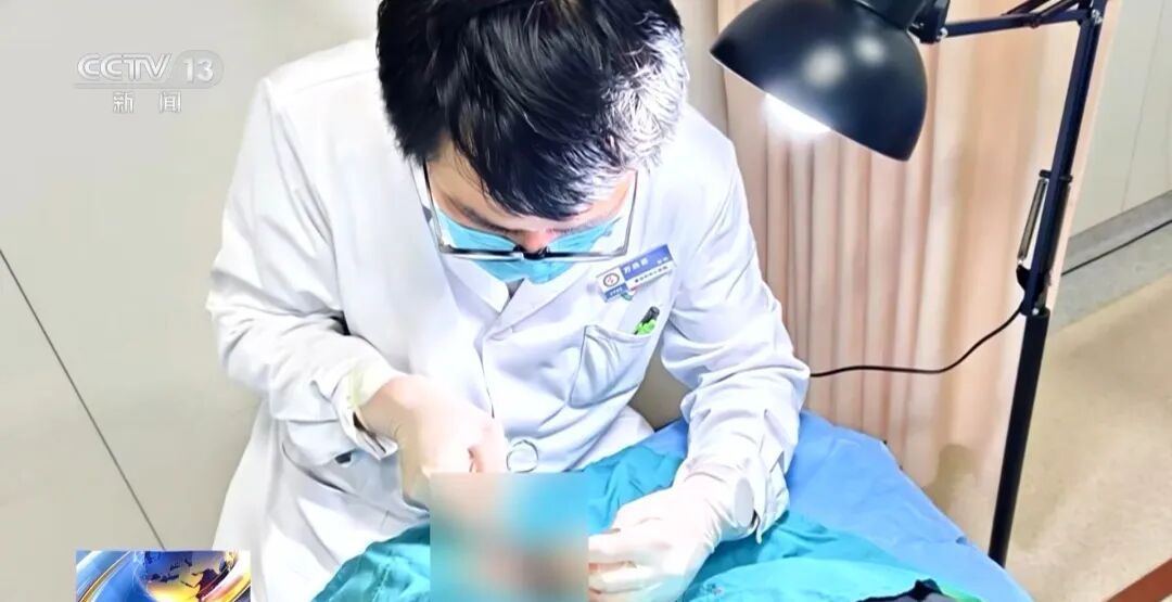 河南徒手夺刀女警被授一级英模，脸上缝30多针，本人：这是我足以自豪的一道疤痕！