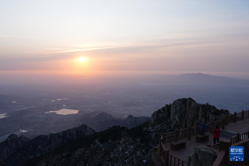 山东泰安：泰山美景引游人