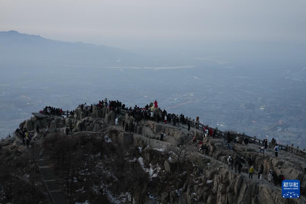 山东泰安：泰山美景引游人
