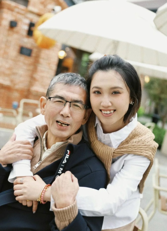 送别！曾刷屏网络的通透抗癌“上海老爸”去世，女儿发讣告送别：再也不会痛了......