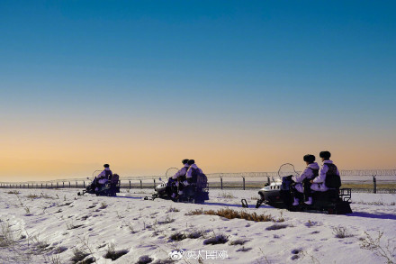 辛苦了！子弟兵驾驶摩托雪橇守护边疆