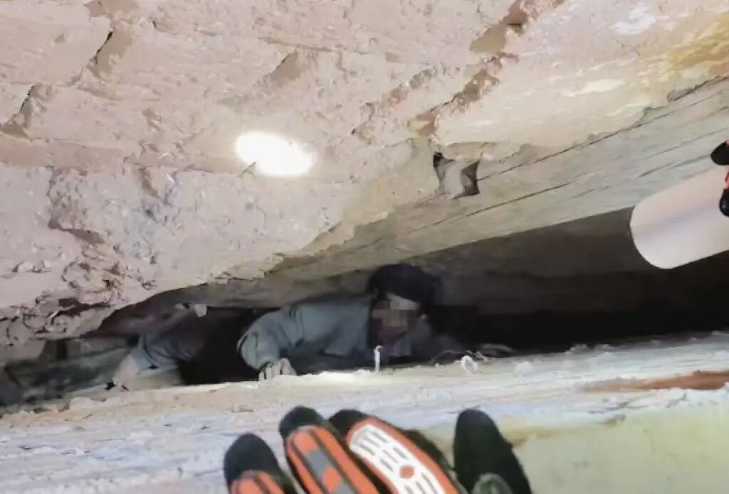 什么？这个只有30厘米的夹缝里竟“藏”了个老人