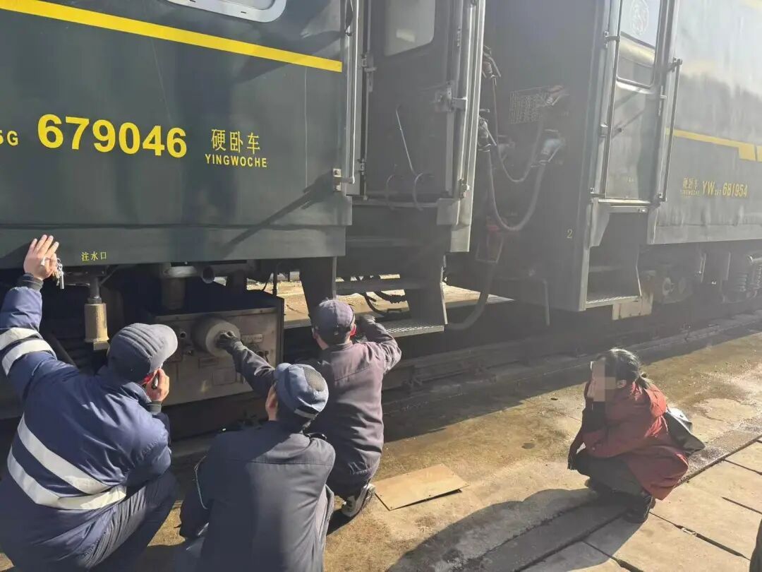 女子上厕所时黄金项链掉入便池,工作人员找了40分钟成功取出 女子上厕所时黄金项链掉入便池,工作人员找了40分钟成功取出