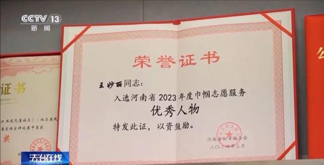 险被割动脉！女警赤手制服持刀歹徒，被授予一级英模