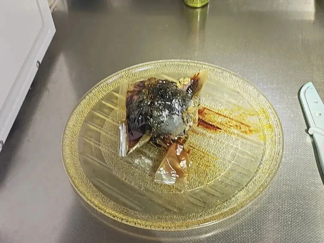 除了金属制品，这些东西也不能放进微波炉！赶快检查→