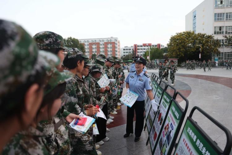 徒手夺刀制止行凶 脸上缝合30多针!河南司法行政戒毒女警王妙丽被表彰 徒手夺刀制止行凶 脸上缝合30多针!河南司法行政戒毒女警王妙丽被表彰