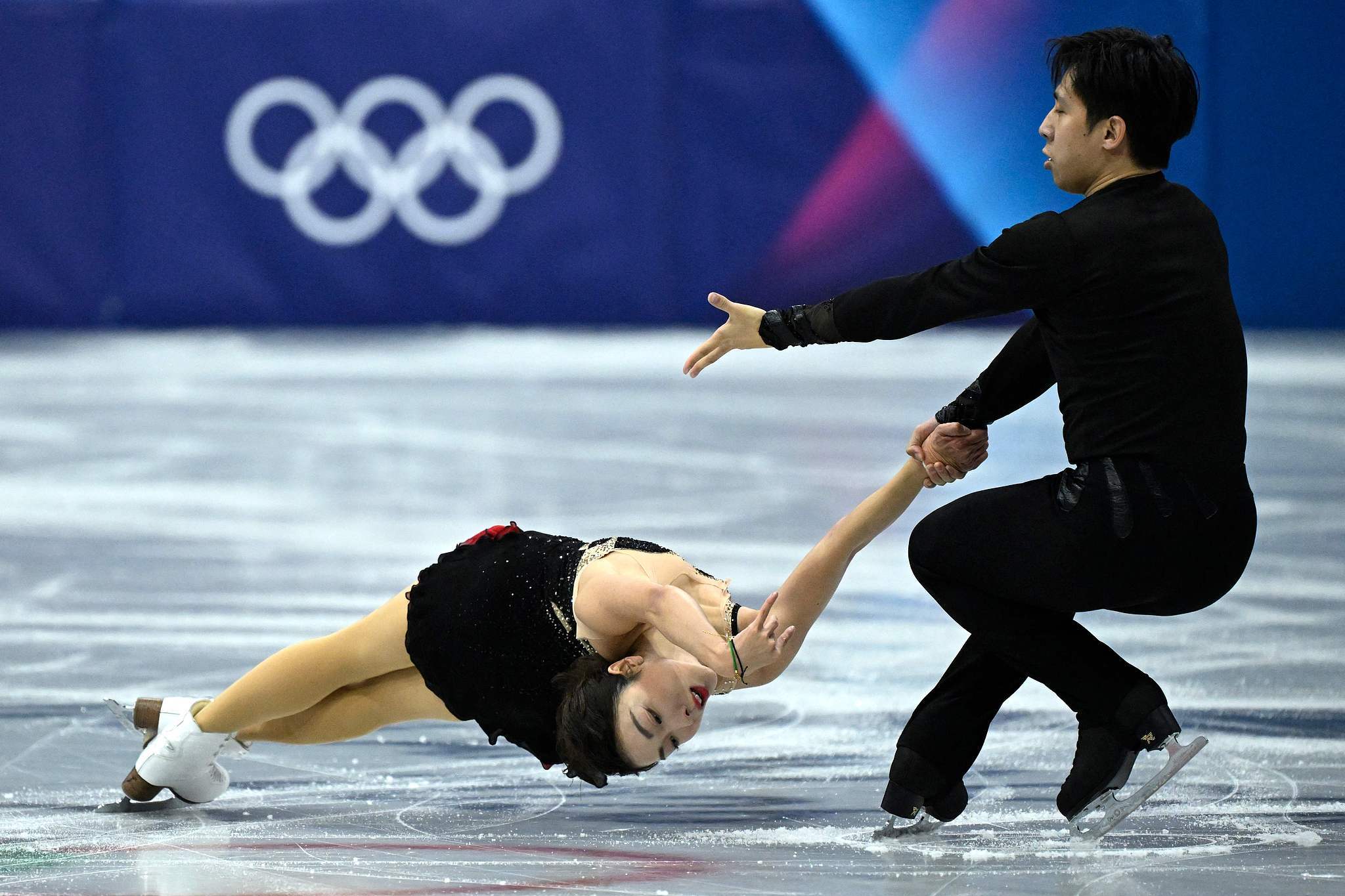 冬奥会花样滑冰团体赛:隋文静/韩聪获65.37分 冬奥会花样滑冰团体赛:隋文静/韩聪获65.37分