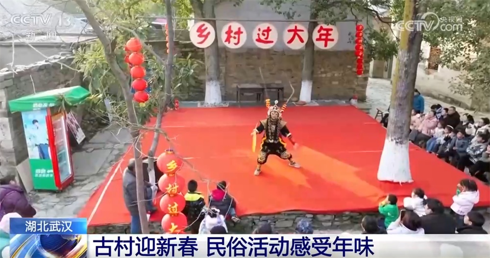 “花式”年货成为消费新亮点供销两旺 “传统民俗+多元艺术”丰富节前市场