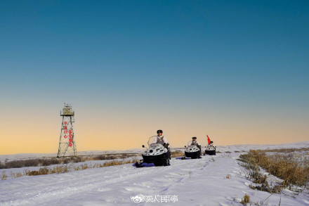 辛苦了！子弟兵驾驶摩托雪橇守护边疆