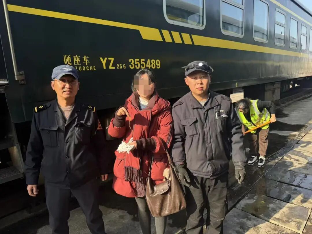 女子上厕所时黄金项链掉入便池,工作人员找了40分钟成功取出 女子上厕所时黄金项链掉入便池,工作人员找了40分钟成功取出